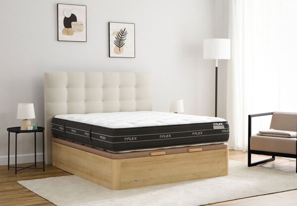 Colchón Flex Nube sobre canapé abatible de madera clara, cabecero beige capitoné y decoración minimalista en un dormitorio luminoso