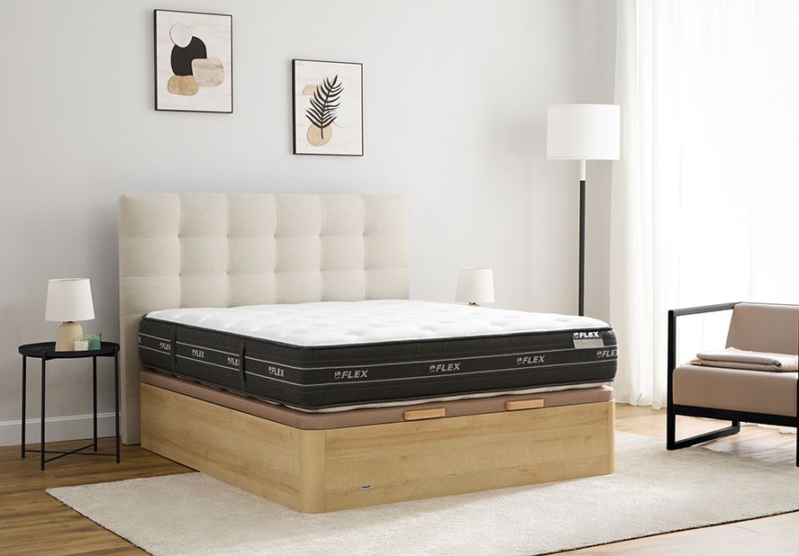 Colchón Flex Nube sobre canapé abatible de madera clara, cabecero beige capitoné y decoración minimalista en un dormitorio luminoso