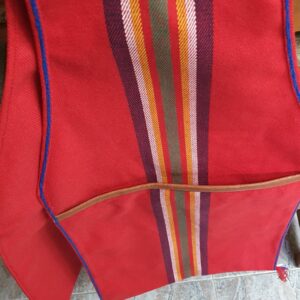 Fabricadas con tejidos resistentes y colores típicos, estas alforjas están pensadas para acompañar al caballo o al burro en las faenas diarias, con un tamaño amplio y práctico para cargar todo lo necesario.