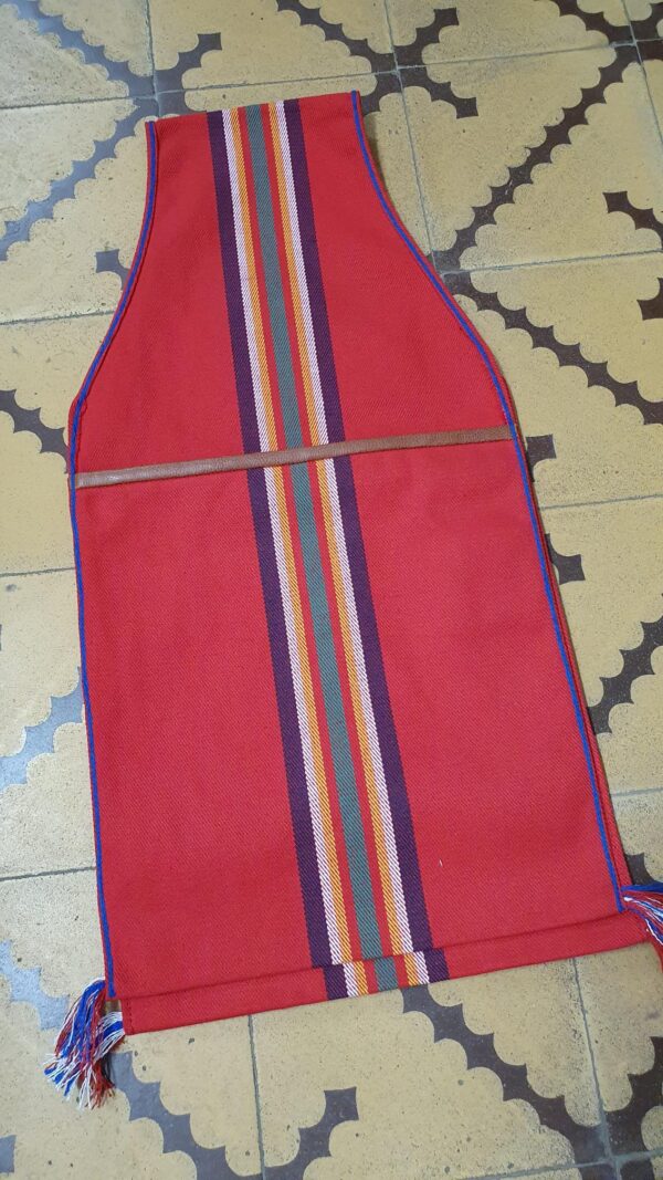Fabricadas con tejidos resistentes y colores típicos, estas alforjas están pensadas para acompañar al caballo o al burro en las faenas diarias, con un tamaño amplio y práctico para cargar todo lo necesario.