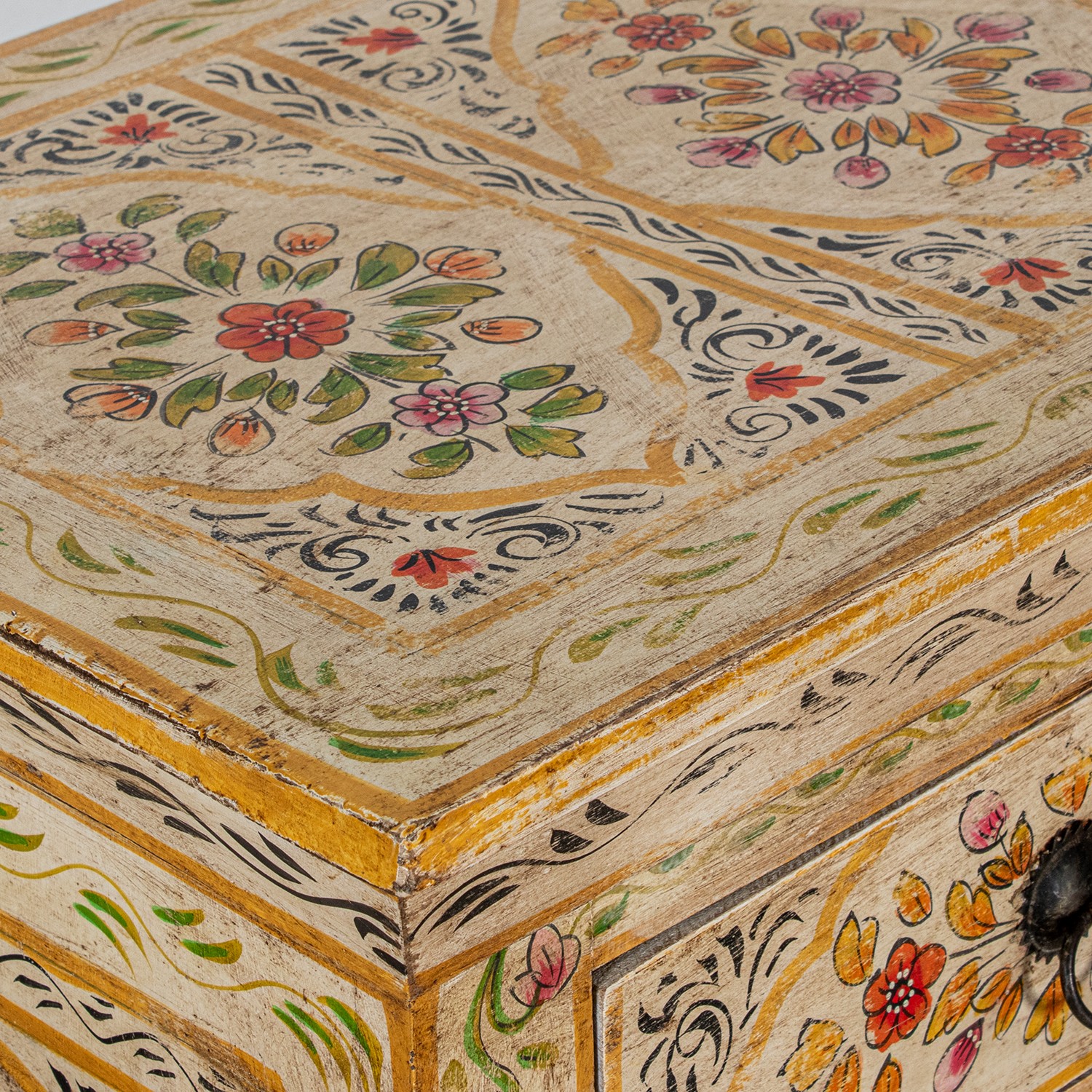 mueble recibidor de estilo artesanal, una pieza única que enamora por sus colores, detalles florales pintados a mano