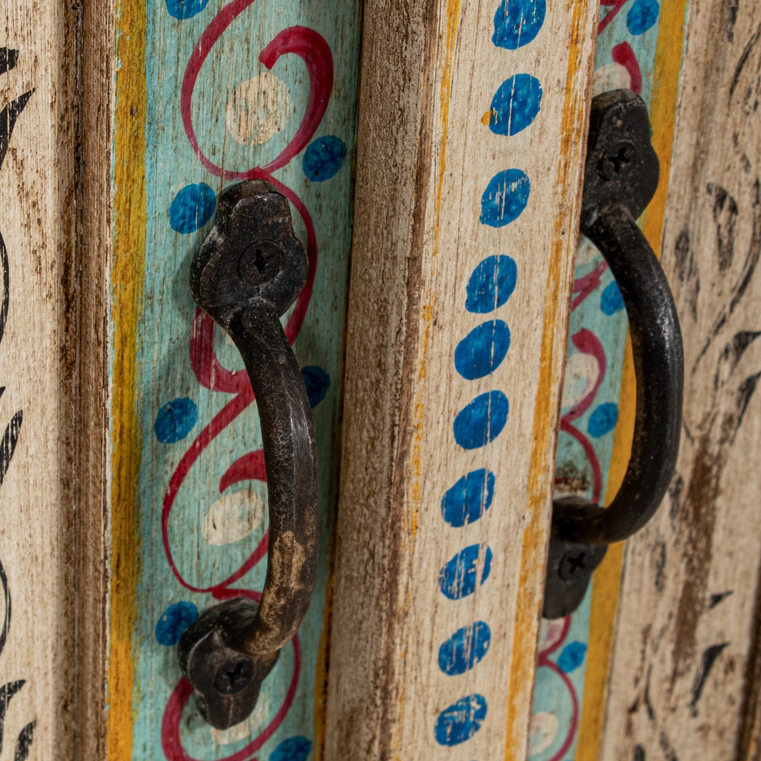 mueble recibidor de estilo artesanal, una pieza única que enamora por sus colores, detalles florales pintados a mano