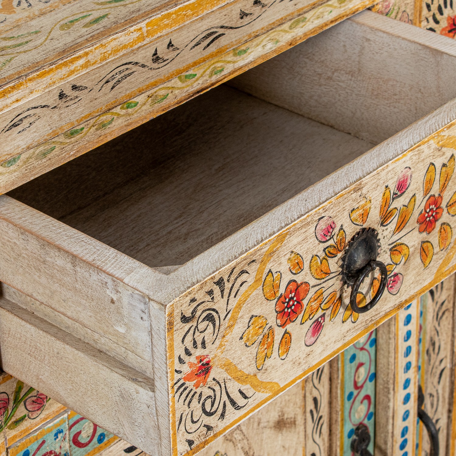 mueble recibidor de estilo artesanal, una pieza única que enamora por sus colores, detalles florales pintados a mano