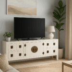 Aparador bajo oriental blanco con herrajes dorados y ocho cajones, colocado bajo un televisor en un salón luminoso con parquet, alfombra de yute y sofá beige.