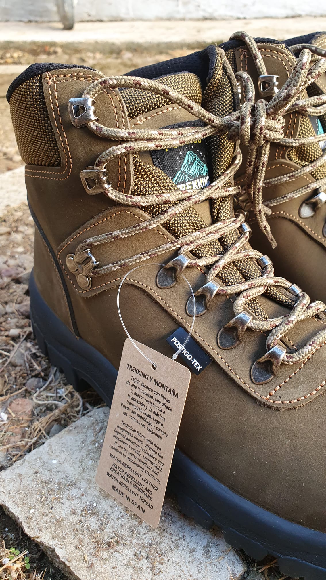 Bota trekking de uso laboral o ruta por la montaña, ARTISA