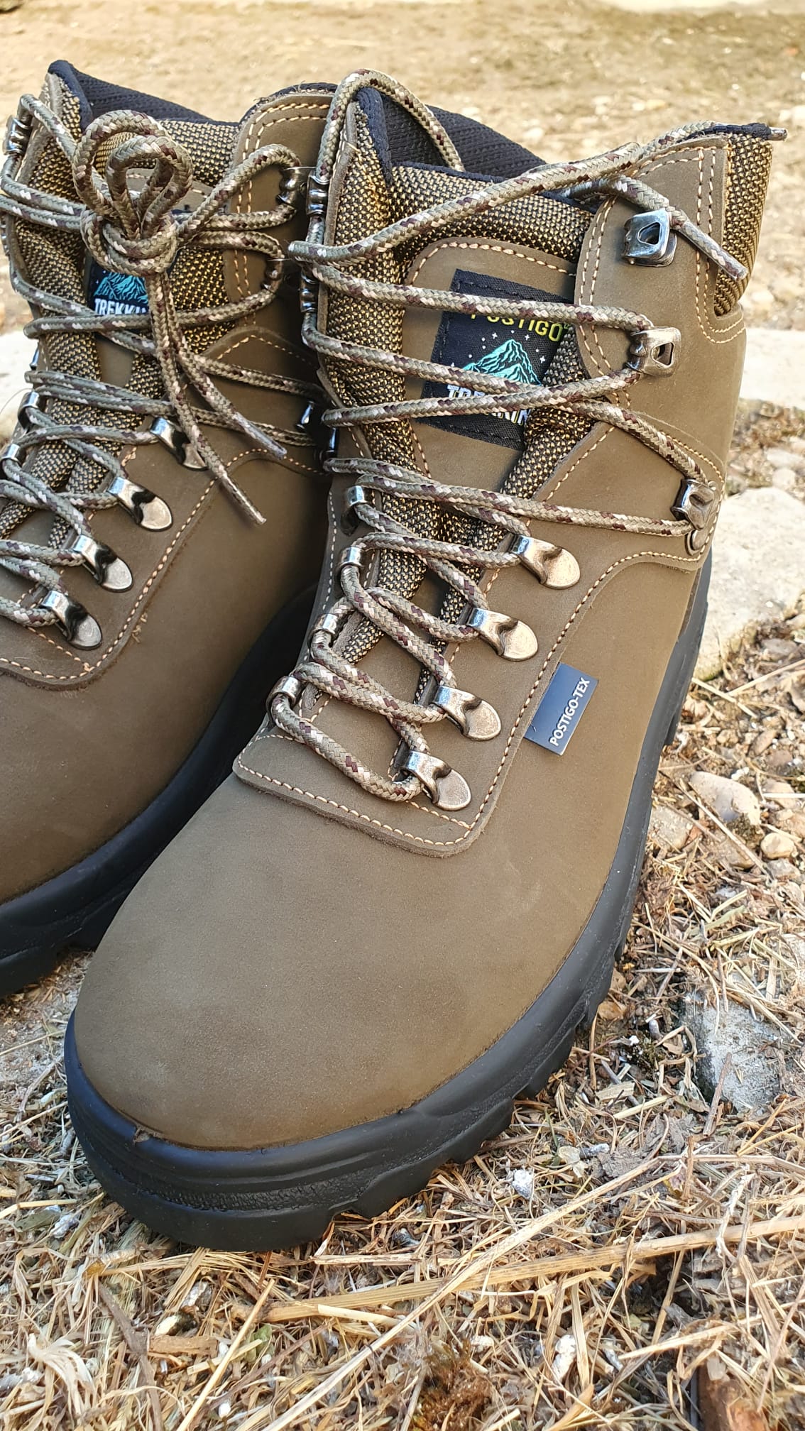 Bota trekking de uso laboral o ruta por la montaña, ARTISA
