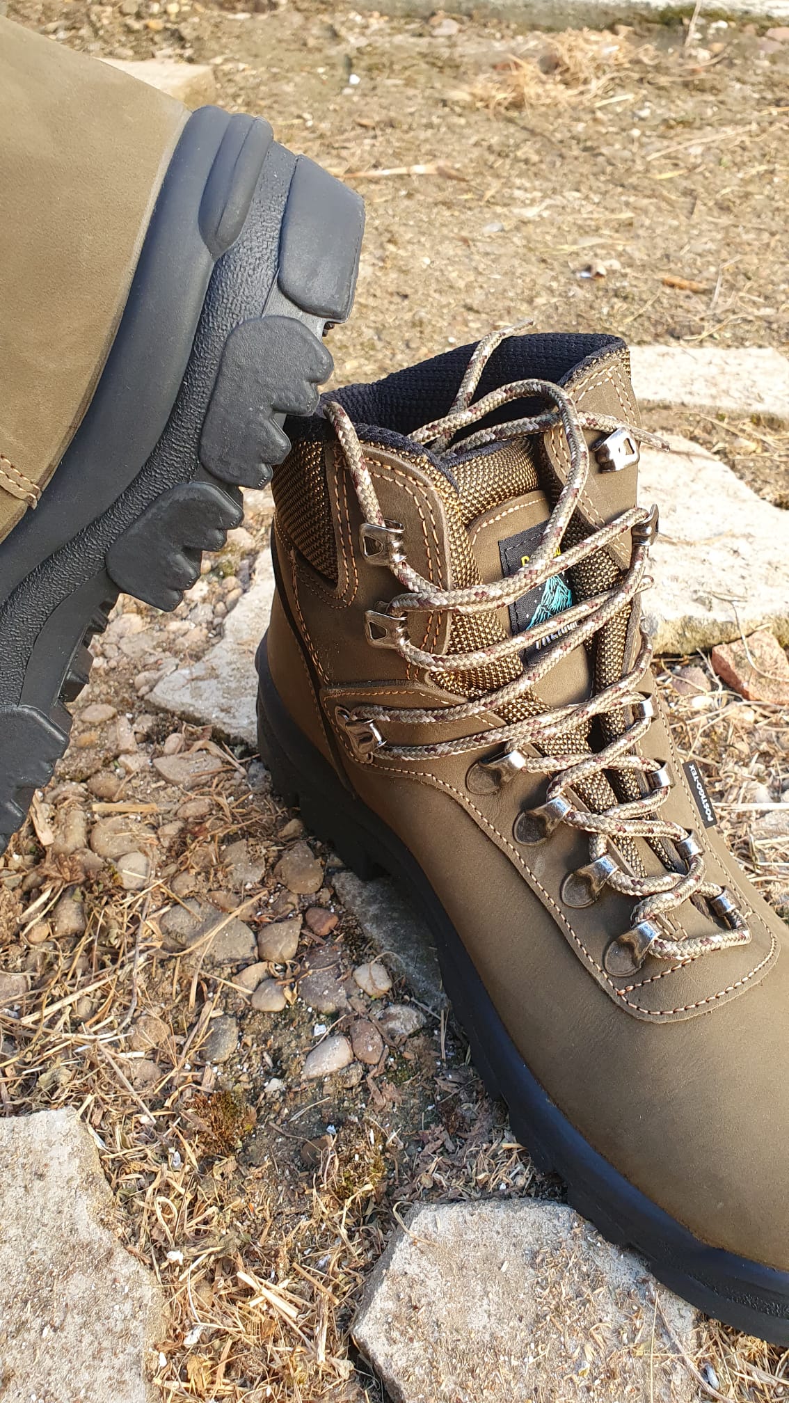 Bota trekking de uso laboral o ruta por la montaña, ARTISA