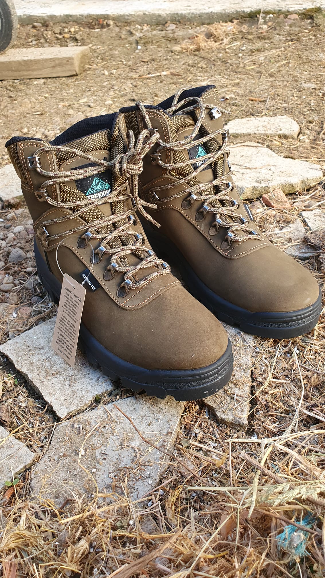 Bota trekking de uso laboral o ruta por la montaña, ARTISA