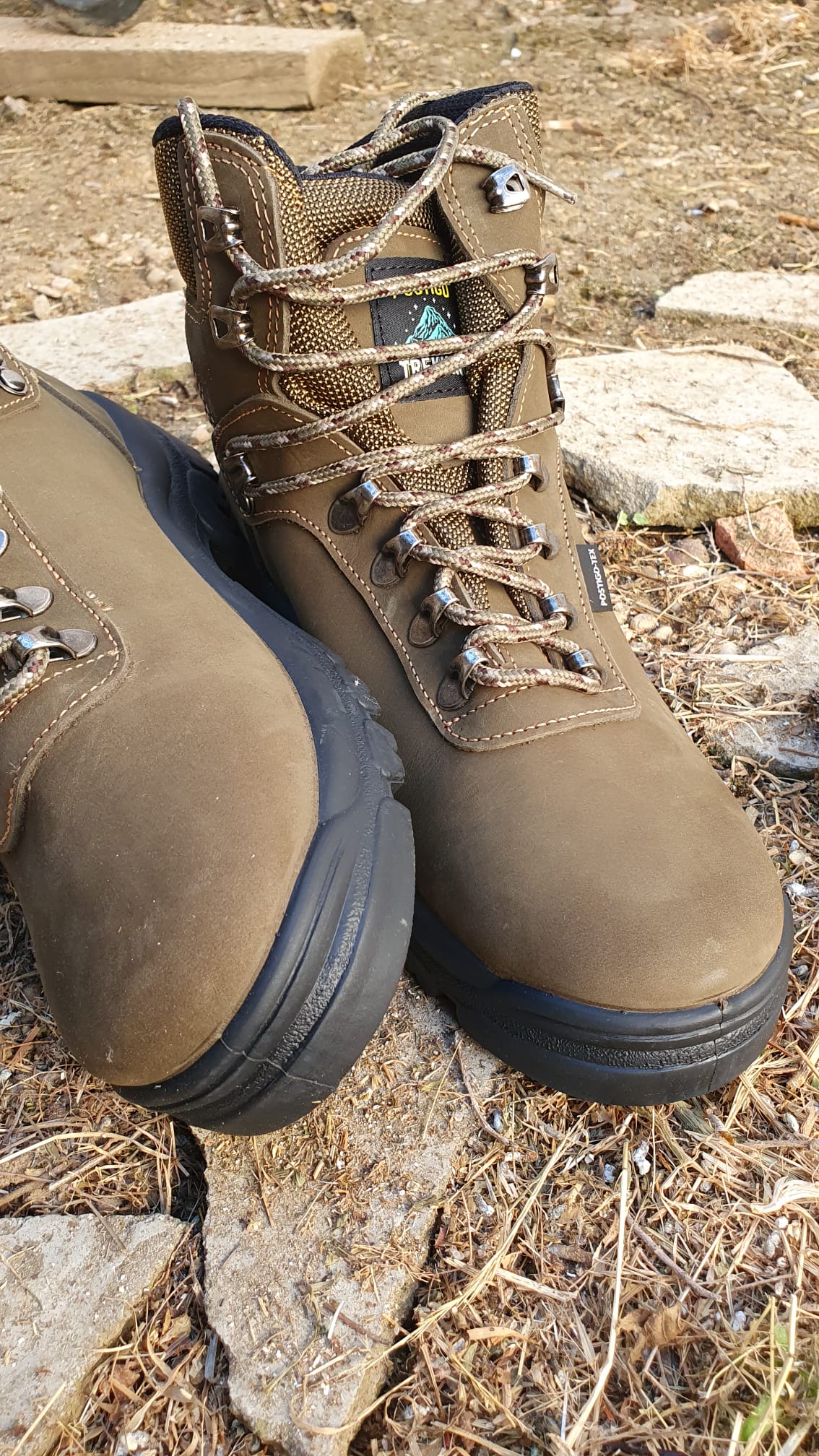 Bota trekking de uso laboral o ruta por la montaña, ARTISA