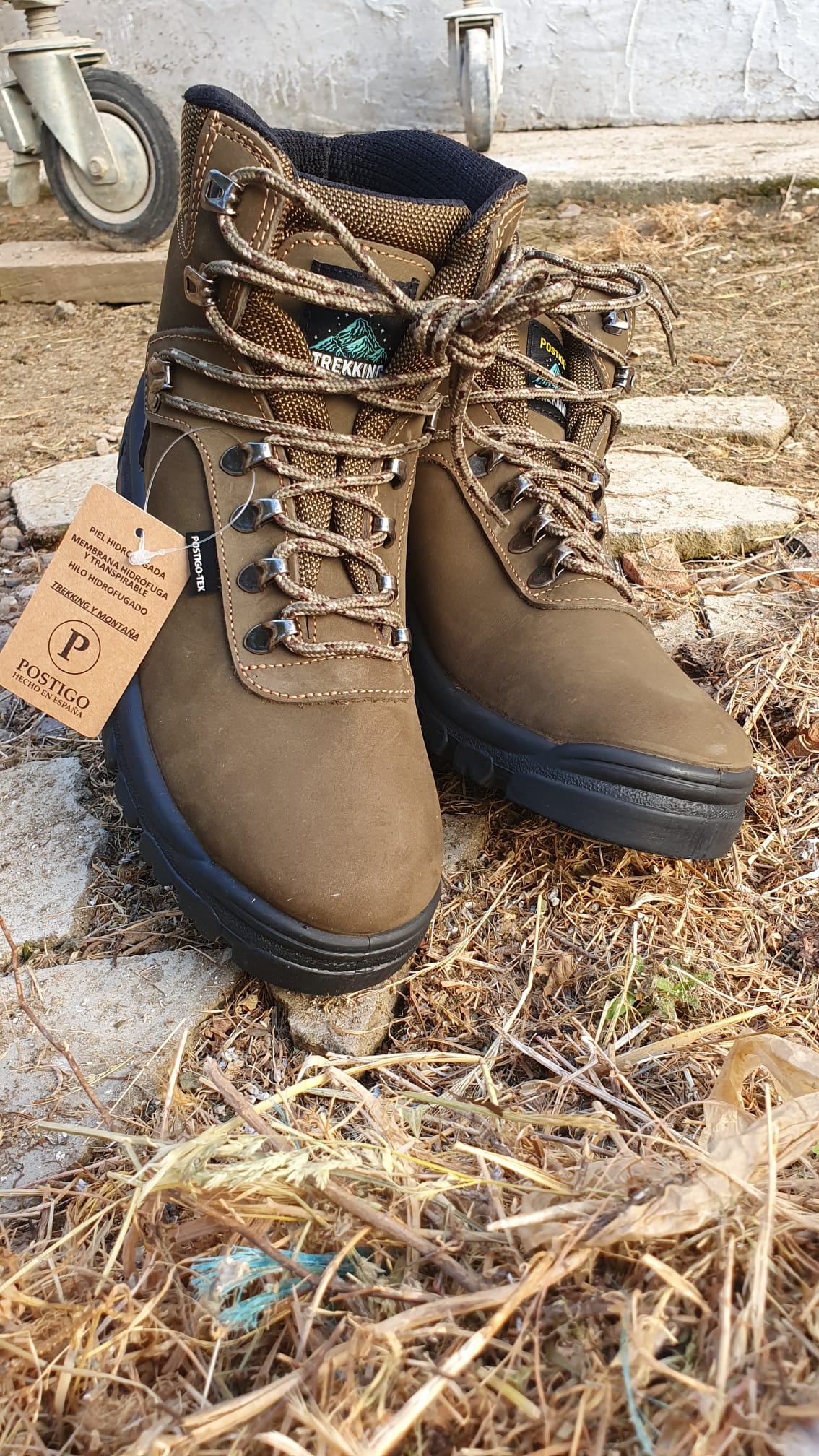 Bota trekking de uso laboral o ruta por la montaña, ARTISA