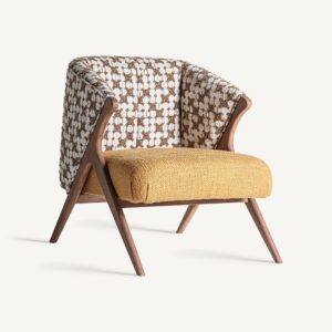 Butaca Dolving de Vical Home en color ocre con respaldo envolvente y base de madera de pino y caucho. Disponible en Artisa.