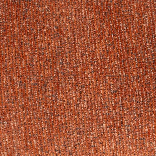 Sillón moderno tapizado en tejido color terracota con respaldo bajo y base amplia.
