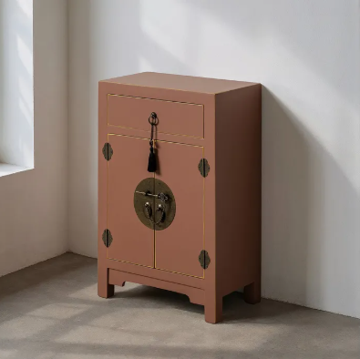 Mesita Moka DM con cajón superior y puerta con cierre metálico decorativo