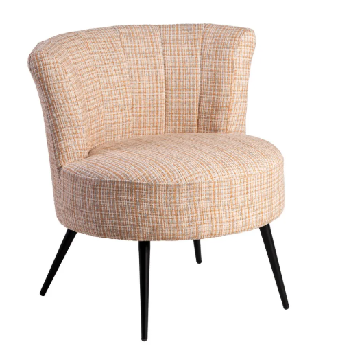 Sillón tapizado jaspeado en tonos beige con patas metálicas negras sobre fondo neutro