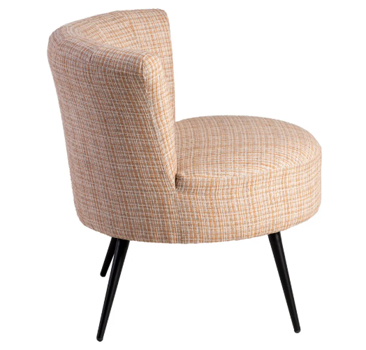 Sillón tapizado jaspeado en tonos beige con patas metálicas negras sobre fondo neutro
