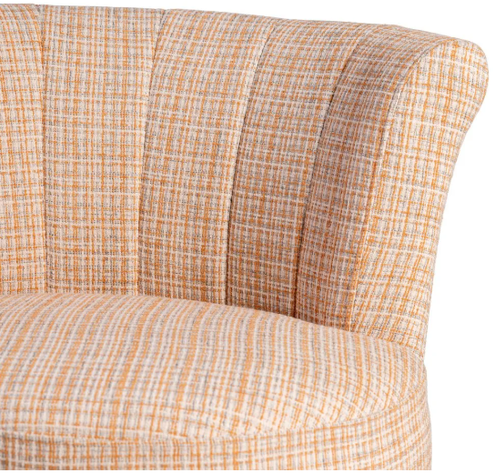 Sillón tapizado jaspeado en tonos beige con patas metálicas negras sobre fondo neutro