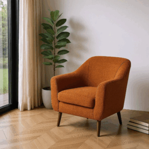 Sillón tapizado color terracota con estructura de madera y cojín desenfundable sobre fondo neutro