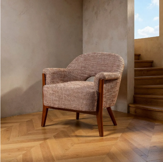Sillón tapizado beige-marrón con estructura de madera sobre suelo de parquet y fondo neutro