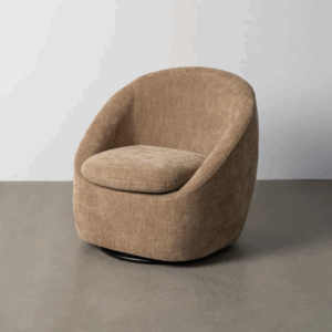 Sillón giratorio tapizado color taupe con base metálica sobre fondo blanco y suelo de cemento