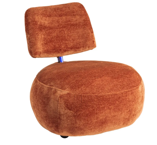 Sillón moderno tapizado en tejido color terracota con respaldo bajo y base amplia.