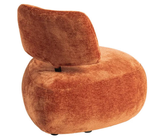 Sillón moderno tapizado en tejido color terracota con respaldo bajo y base amplia.