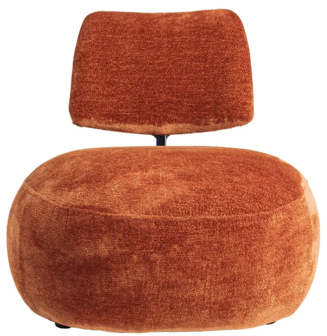 Sillón moderno tapizado en tejido color terracota con respaldo bajo y base amplia.
