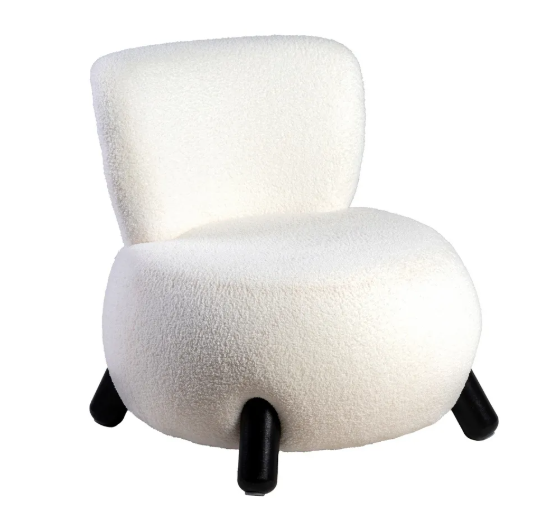 Sillón tapizado blanco con textura tipo boucle y patas negras de madera