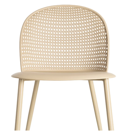 Silla color caqui de polipropileno con respaldo calado y patas metálicas beige sobre fondo blanco
