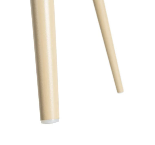 Silla color caqui de polipropileno con respaldo calado y patas metálicas beige sobre fondo blanco