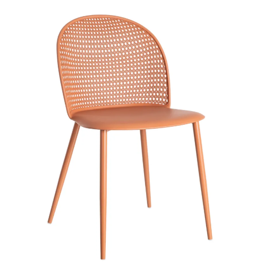 Silla color teja fabricada en polipropileno con respaldo calado y patas metálicas sobre fondo blanco