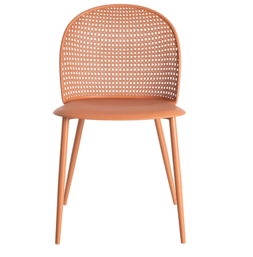 Silla color teja fabricada en polipropileno con respaldo calado y patas metálicas sobre fondo blanco