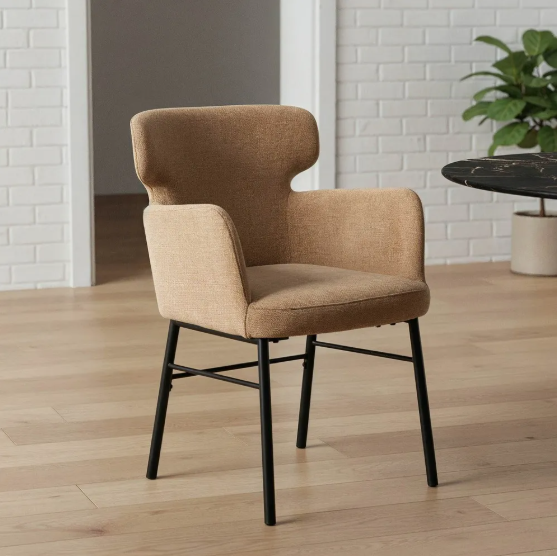 Silla color beige tapizada en tejido con patas metálicas negras sobre suelo gris