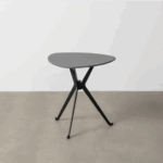 Mesa de centro color negro con sobre de piedra sinterizada y patas metálicas sobre suelo gris