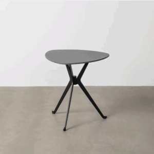 Mesa de centro color negro con sobre de piedra sinterizada y patas metálicas sobre suelo gris
