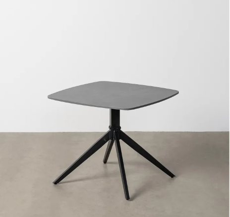 Mesa de centro cuadrada con sobre de piedra sinterizada efecto mármol negro y patas metálicas negras