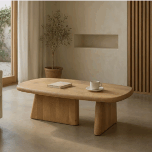 Mesa de centro rectangular fabricada en madera de mango natural sobre suelo beige junto a ventana y planta decorativa
