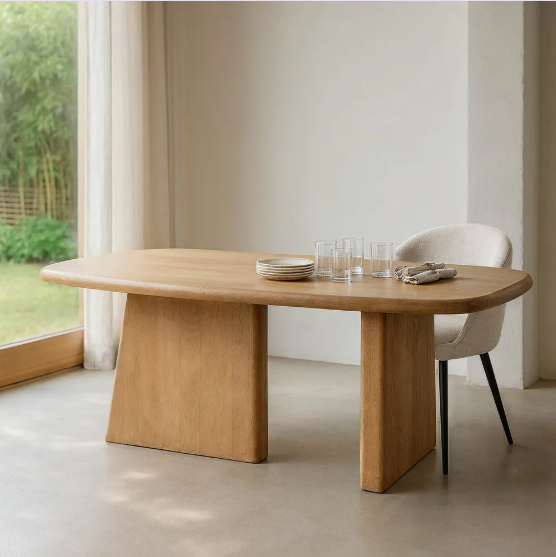 Mesa de comedor de madera de mango natural con diseño rectangular y patas macizas, ambientada en comedor moderno con luz natural.