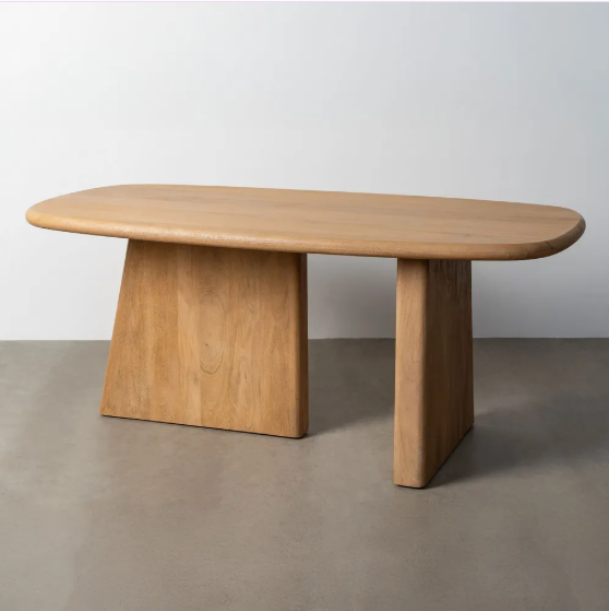 Mesa de comedor rectangular de madera maciza de mango con patas sólidas y acabado natural, fondo neutro.