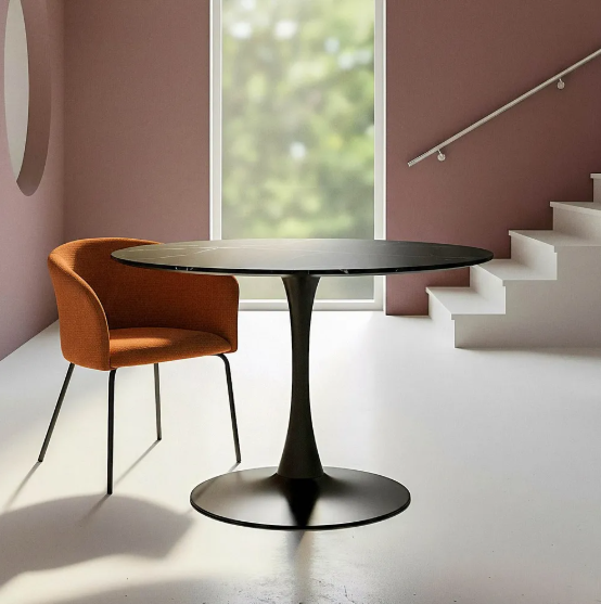 Mesa de comedor redonda en piedra sinterizada color negro con finas vetas y base metálica negra.