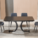 Mesa de comedor extensible con tapa cerámica Vulcano y estructura metálica negra en ambiente moderno