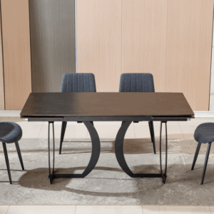 Mesa de comedor extensible con tapa cerámica Vulcano y estructura metálica negra en ambiente moderno