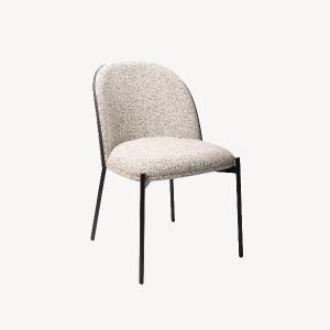 La silla moderna de Artisa destaca por su diseño actual y confort envolvente. Su respaldo curvado tapizado y su estructura metálica crean un equilibrio perfecto entre estilo y funcionalidad.