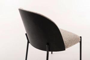 La silla moderna de Artisa destaca por su diseño actual y confort envolvente. Su respaldo curvado tapizado y su estructura metálica crean un equilibrio perfecto entre estilo y funcionalidad.
