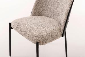La silla moderna de Artisa destaca por su diseño actual y confort envolvente. Su respaldo curvado tapizado y su estructura metálica crean un equilibrio perfecto entre estilo y funcionalidad.