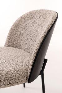 La silla moderna de Artisa destaca por su diseño actual y confort envolvente. Su respaldo curvado tapizado y su estructura metálica crean un equilibrio perfecto entre estilo y funcionalidad.