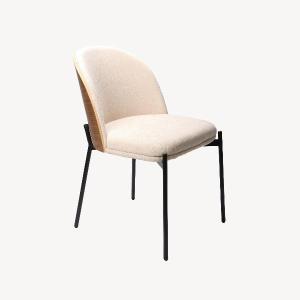 La silla moderna de Artisa destaca por su diseño actual y confort envolvente. Su respaldo curvado tapizado y su estructura metálica crean un equilibrio perfecto entre estilo y funcionalidad.