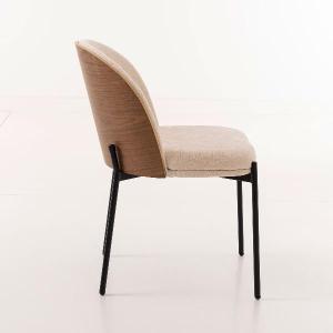 La silla moderna de Artisa destaca por su diseño actual y confort envolvente. Su respaldo curvado tapizado y su estructura metálica crean un equilibrio perfecto entre estilo y funcionalidad.