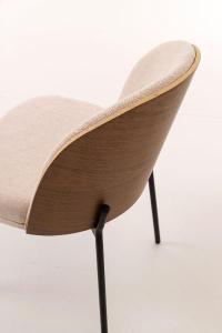 La silla moderna de Artisa destaca por su diseño actual y confort envolvente. Su respaldo curvado tapizado y su estructura metálica crean un equilibrio perfecto entre estilo y funcionalidad.