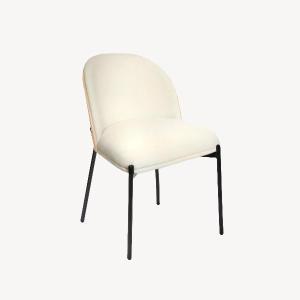 La silla moderna de Artisa destaca por su diseño actual y confort envolvente. Su respaldo curvado tapizado y su estructura metálica crean un equilibrio perfecto entre estilo y funcionalidad.