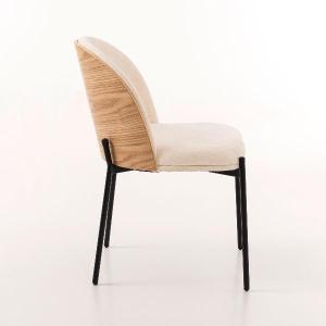 La silla moderna de Artisa destaca por su diseño actual y confort envolvente. Su respaldo curvado tapizado y su estructura metálica crean un equilibrio perfecto entre estilo y funcionalidad.